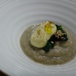 TTOAHISU - ゴボウのスープ、小松菜、マスタードソース添え。