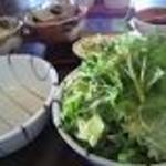 仁亭 - 山盛りサラダ。取り分け用の皿も付いてきます。