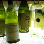 Hôtel des Arts - 間接照明で照らされたビールやワイン