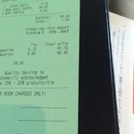 The veranda at The Beachhouse - チップは上の段が18％
      下の段が20％