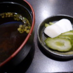 葉山 わさび - 山椒が香るお豆腐とわかめの赤出汁と糠漬け