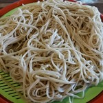 本田 - 手打ちのそばは細めの平打ち