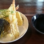 本田 - 天ぷら
      そばとセットで1000円
      あたたかい天つゆとは珍しい