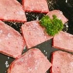 焼肉 大金 - 厚切りタン2人前。ホントは もう2、3切れ肉があります。