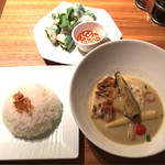 東京ガパオ - ソフトシェルクラブのグリーンカレー　税込1380円　と　生春巻き　税込720円
