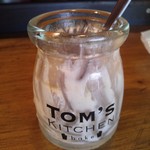 tom’s kitchen - その他写真:デザートのカップには店名が