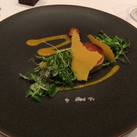 レストラン ヴァリエ - 千葉産 彩誉ムース 瀬戸内 活烏賊 炙り
                  野菜のブイヨンゼリー 蓮芋 オクラ 茗荷添え