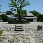 葛城 北の丸 - 門の奥に玄関があります。