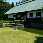 葛城 北の丸 - 重厚な門構えがお出迎えです。