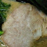 ラーメン六角家 - チャーシューは脂身が少ない部分でした。