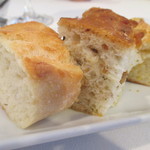 ビオディナミコ - 焼き立てのパンがずらり