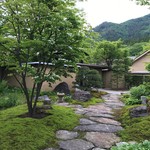 別邸 仙寿庵 - 庭の敷石を踏みしめて、お世話になります
