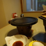 温泉三昧の宿 四万たむら - [料理] ステーキ用 鉄器 / ポン酢醤油 / 榛名たまご