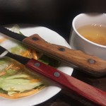 セットのサラダとスープ