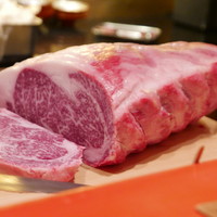 にくの匠 三芳 - 目の前で切られるお肉さまたち