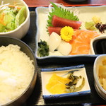 相撲茶屋ちゃんこ 龍ケ浜 - 龍ケ浜定食　ちゃんこ＋お刺身定食です１６００円税込み　ちゃんこ以外の刺身定食部分