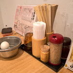 Hakatajuugoramen - 卓上の調味料。