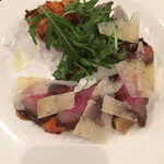 牛もも肉のタリアータ ルーコラとグラナーチーズ添えバルサミコソース