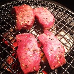 焼肉トラジ - 生牛タン。非常に美味しい。
