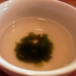 Cafe L'ssemblee - スープは先に提供されました。 ワカメ入りのスープとなっていました。