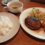 Cafe L'ssemblee - 今回はエビフライハンバーグ８５０円にしました。 ハンバーグとエビフライがセットになった料理です。 コース料理になっており、スープ、ライス、サラダが付いています。