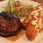 Cafe L'ssemblee - メインのお皿です。 左に肉厚なハンバーグが右に２匹のエビフライとポテトが配置されています。 奥にはサラダが盛り付けられています。