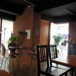 Cafe L'ssemblee - 店内の雰囲気です。 お店の中程から入口方面を撮っています。 茶で統一された落ち着いた内装に同系色のテーブルと椅子がマッチしています。