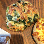 パンデュース - ほうれん草と黒ごまチーズのフォカッチャ（270円）