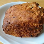 コーヒーショップ ハチカフェ - 出来たてのスコーンをお持ち帰りヽ(*'▽')ﾉ250円ですが、お持ち帰りだと200円です！　ドライフルーツが入ってて　中はフカフカ外はサクッと！　甘さ控えめでお茶うけにもgood(≧з≦)ﾉ
