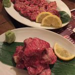 炭火焼肉 ぐら - 上が牛タン、下がカルビ