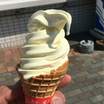 鶴巣亭 - バナナソフトクリーム 320円