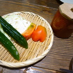 宮崎県日南市 塚田農場 - お通しの生野菜。右上の壷？に入ってる特製味噌が美味しかったので買ってきちゃいましたw