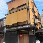 Gionabesu - 三階建ての町屋の三階がお店です