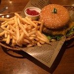 THE KING GEORGE English Pub - キングジョージバーガー。
                税込950円。
                旨し。