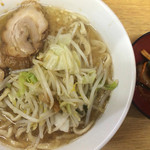 ラーメン二郎 - ラーメン 700円　麺半分・ヤサイもニンニク少なめでアブラちょっとと玉ねぎキムチ