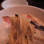 泡まみれで踊るヌードル、しなやかなコシ、振り乱れる麺先