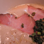 しっとり上品な歯応えと弾力残す豚ロースレアチャーシュー