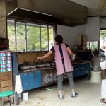 小松せんべいや - 店頭からよく見えます