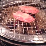 Sumibiyakiniku Sai - タンを焼いています