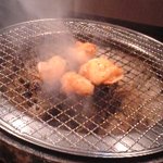 Sumibiyakiniku Sai - ホルモンを焼いています