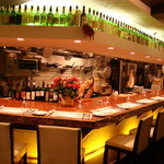 ムッシュ田中の料理とワインの店Vin Vin - 広～いカウンター（ブビンガーという一枚板なのです）｛ジャックト豆の木｝の木