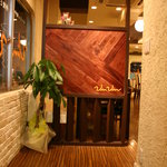 ムッシュ田中の料理とワインの店Vin Vin - ドアを開けると、ここには今日のオススメメニューの黒板が貼られます