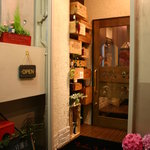 ムッシュ田中の料理とワインの店Vin Vin - 入口でーす！ドアの模様を見て！ワイン瓶２本の形してるよ