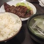 たん 助六 - 【ランチ】サーロインステーキ定食 1030円(税込)