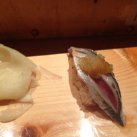秀徳 2号店 - 炙りイワシ
                  …イワシ＝臭いという概念を持っていた私には、激震が走りました。
                  こんなに美味しいイワシを食べたのは初めてでした。
