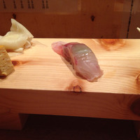 秀徳 2号店 - 名前を忘れてしまいましたが、柚子胡椒と食べました。
                柚子胡椒で寿司を食べる事を知らなかった私達夫婦には衝撃の一品でした。