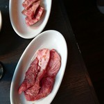 うしごろバンビーナ 恵比寿ヒルトップ店 - 上：本日の赤身肉 1000円　下：切り落とし 500円