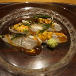 ごだん 宮ざわ - カマスの刺身(皮は炙り)にウニと青海苔がけ