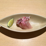 たつ郎寿司 - お通しの桜塩の鯛の昆布〆