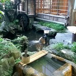 Yao ki - 池がある中庭　ここの鯉けっこう餓えてるみたいw